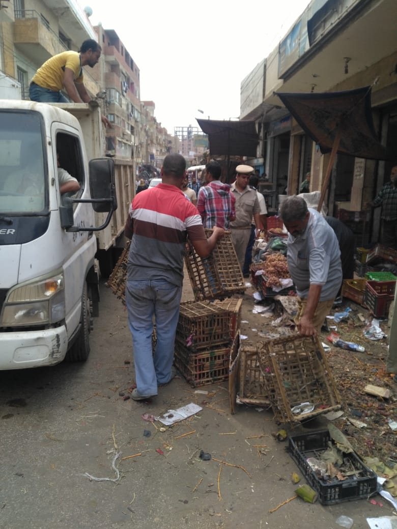  مجلس مدينة شبين القناطر يزيل الاشغالات  و المخلفات بشوارع المدينة (3)