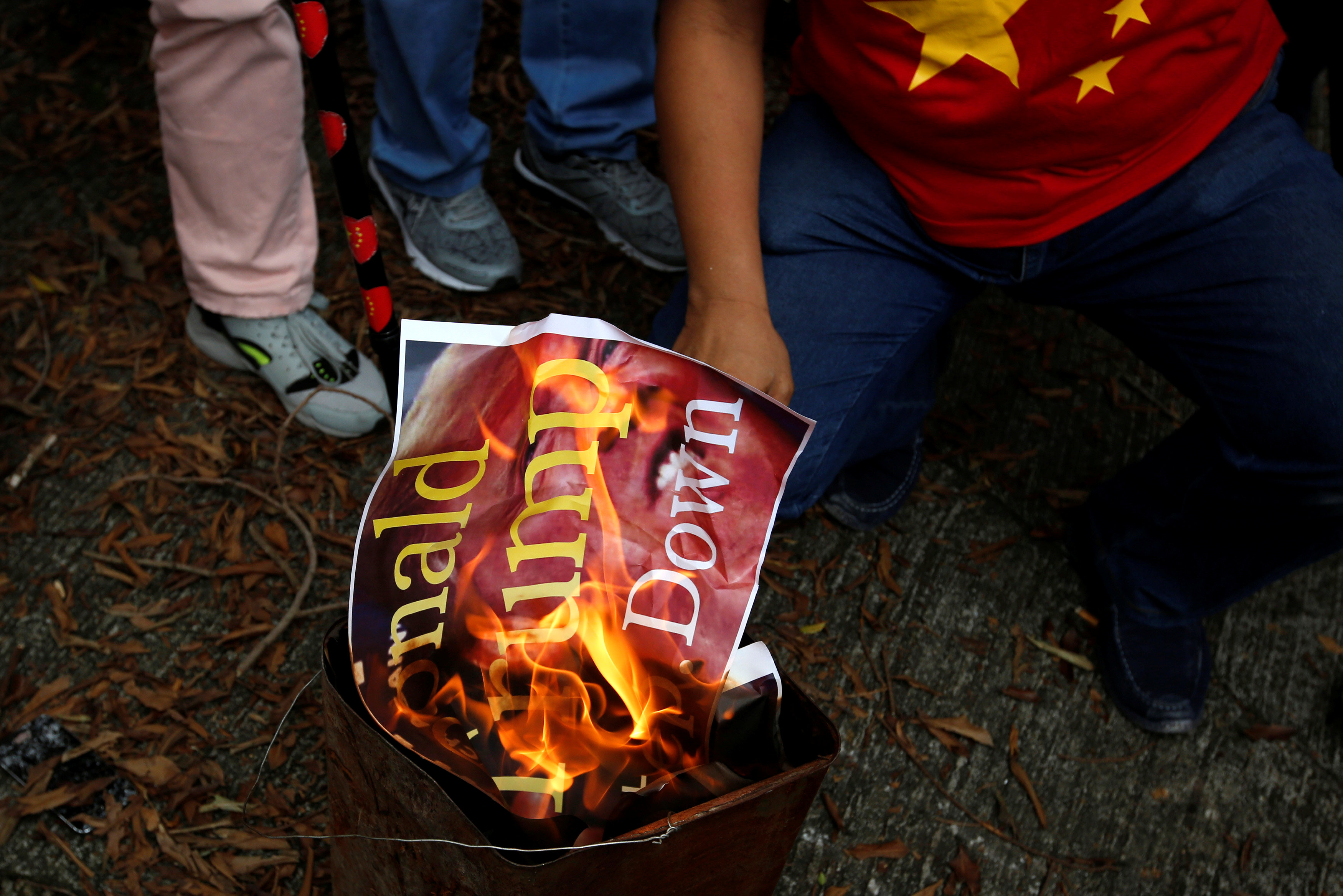 متظاهرون يحرقون صورة ترامب