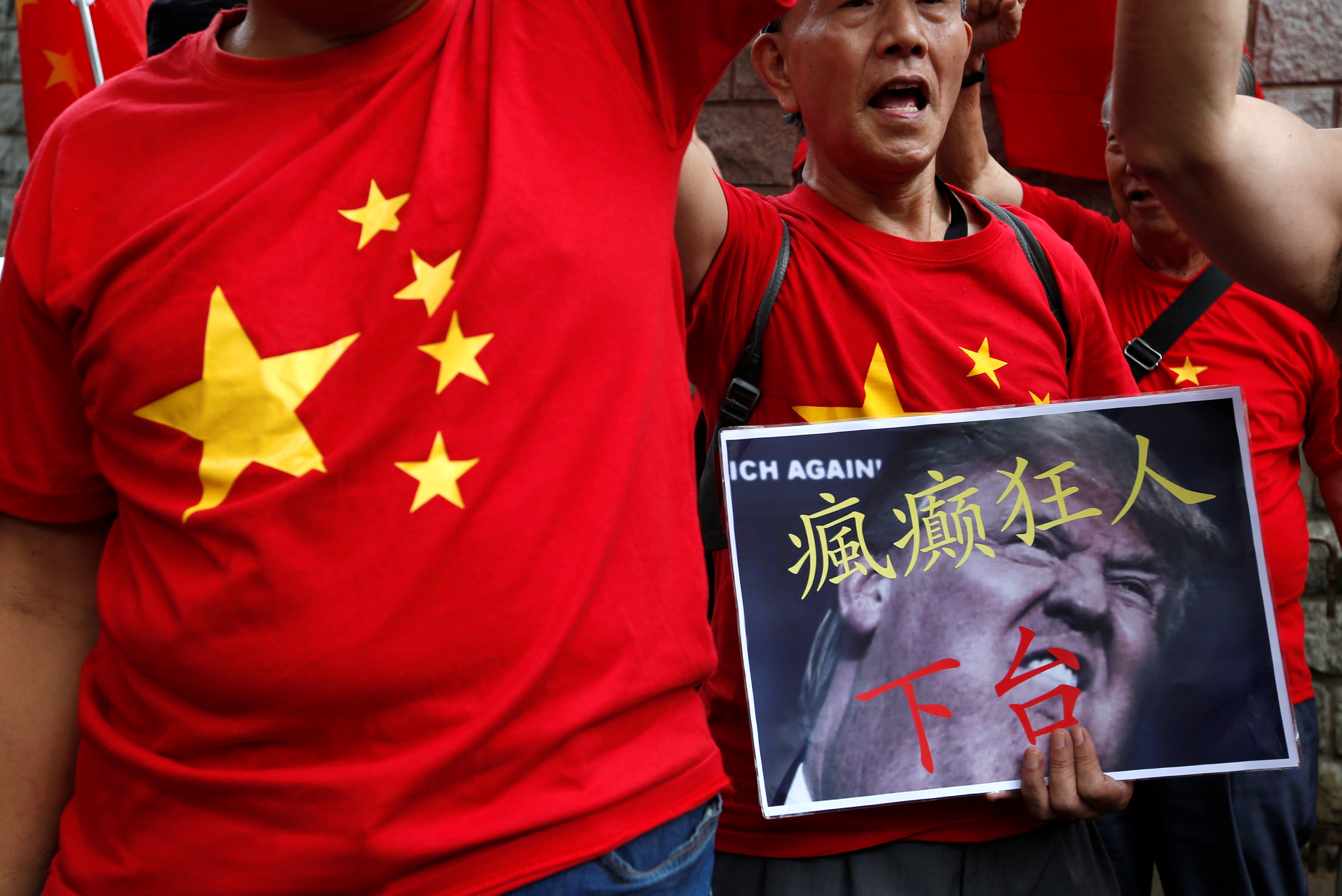 متظاهرون يرتدون ملابس بأعلام الصين يحتجون ضد سياسات ترامب