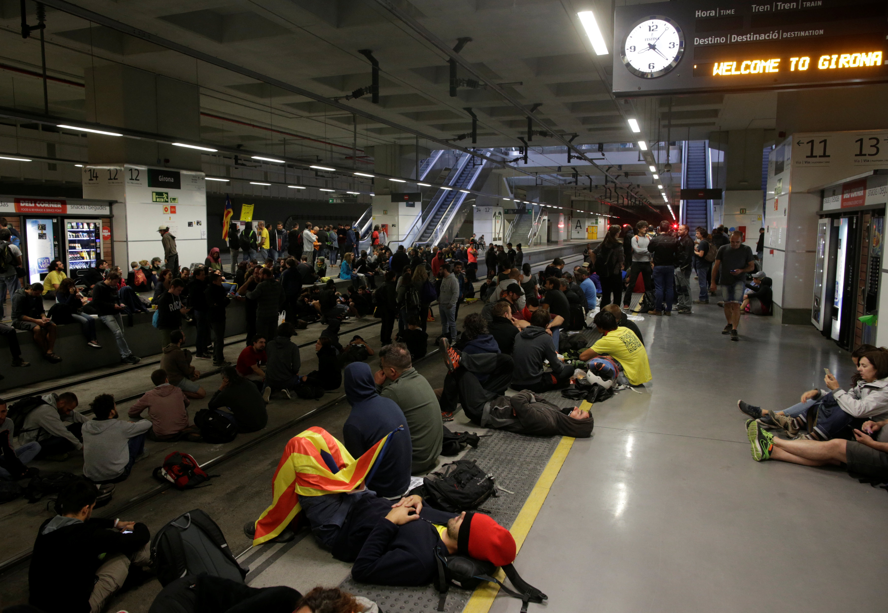 مواطنو كاتالونيا يحتشدون بمحطة القطار السريع