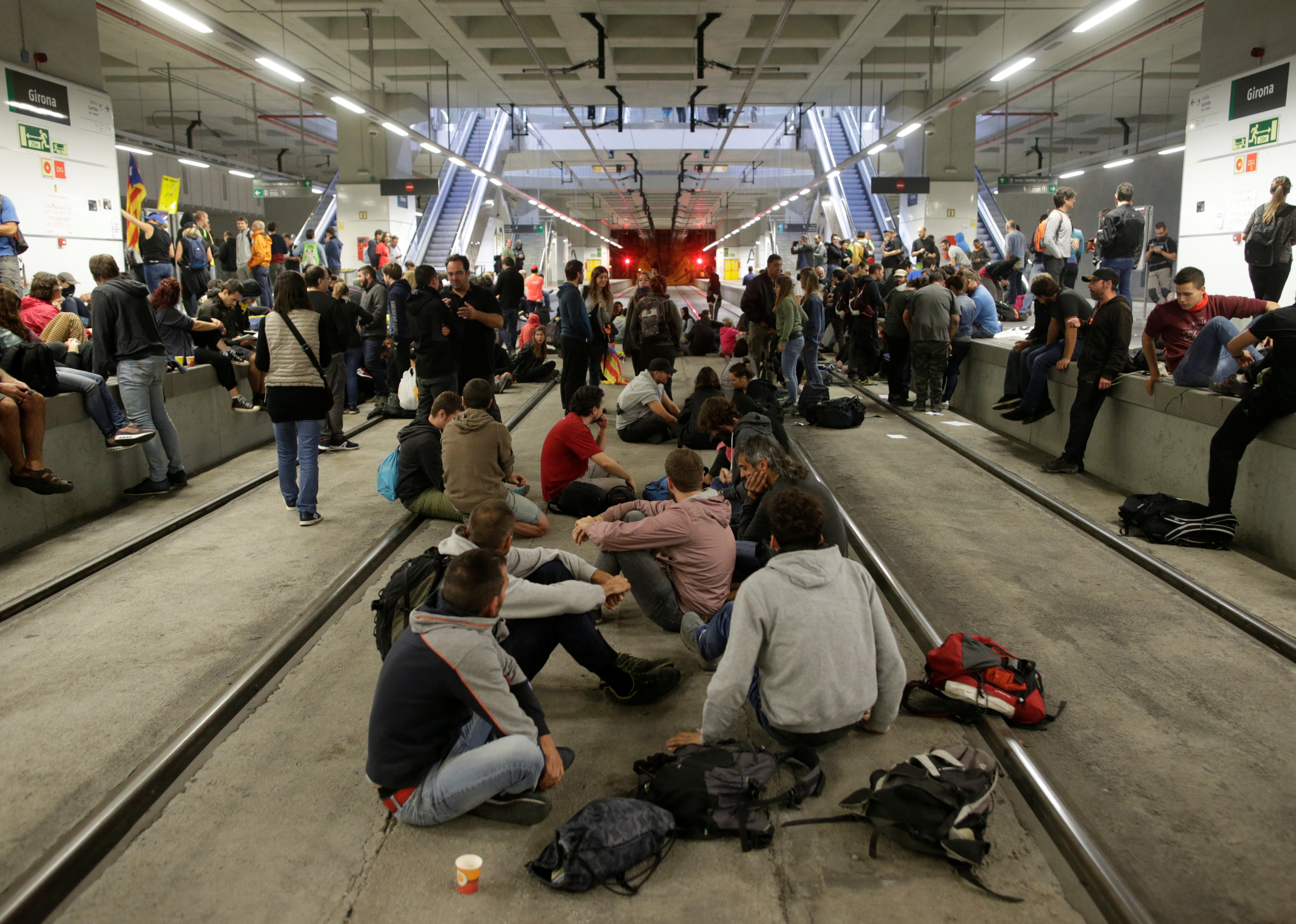 عدد من المتظاهرين الكاتالونيين يقطعون طريق القطار السريع