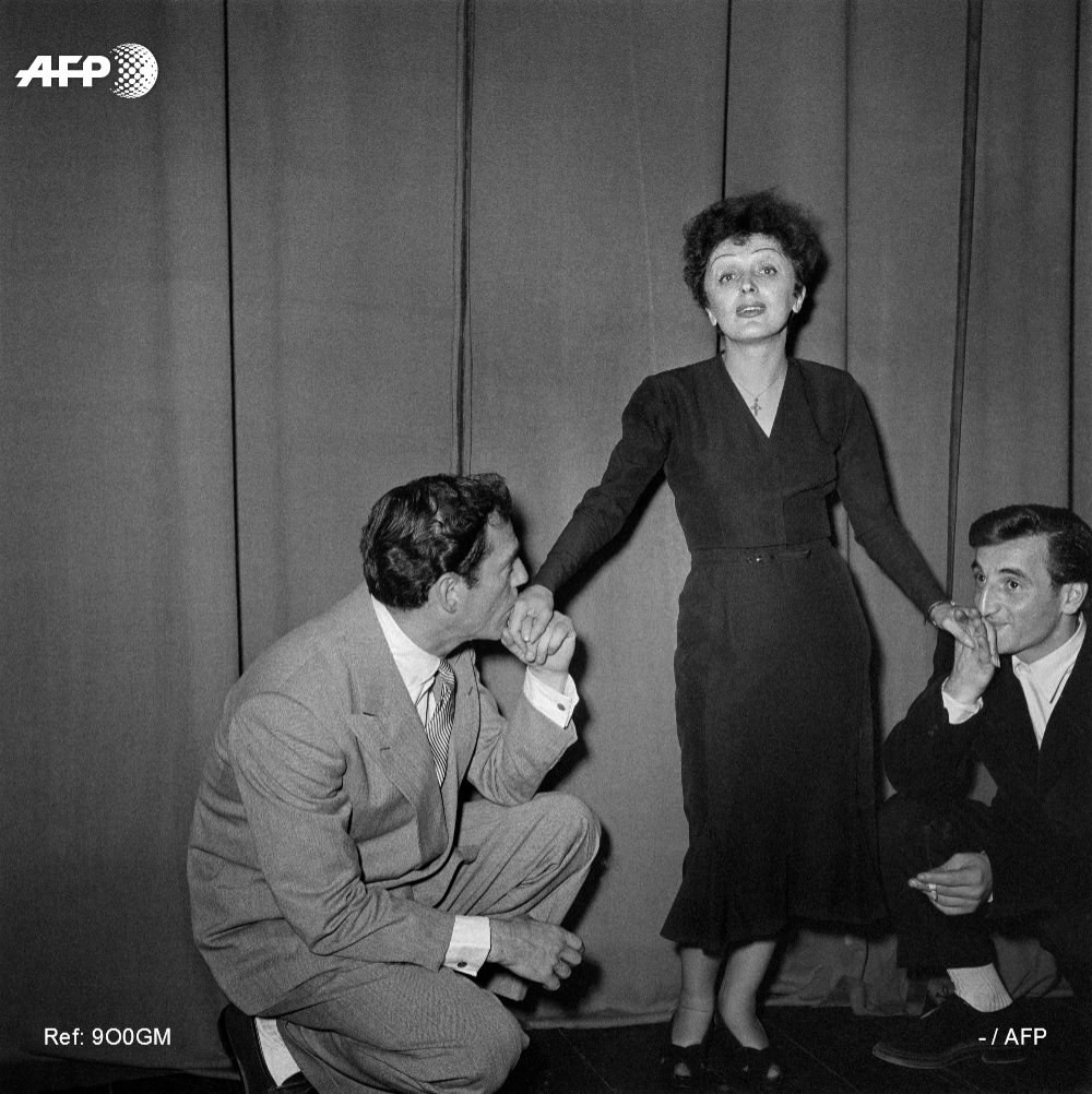 المغنية الفرنسية إديت بياف بين أزنافور (يميناً) والممثل الأمريكي إدي كونستانتين في باريس في 2 يناير 1950