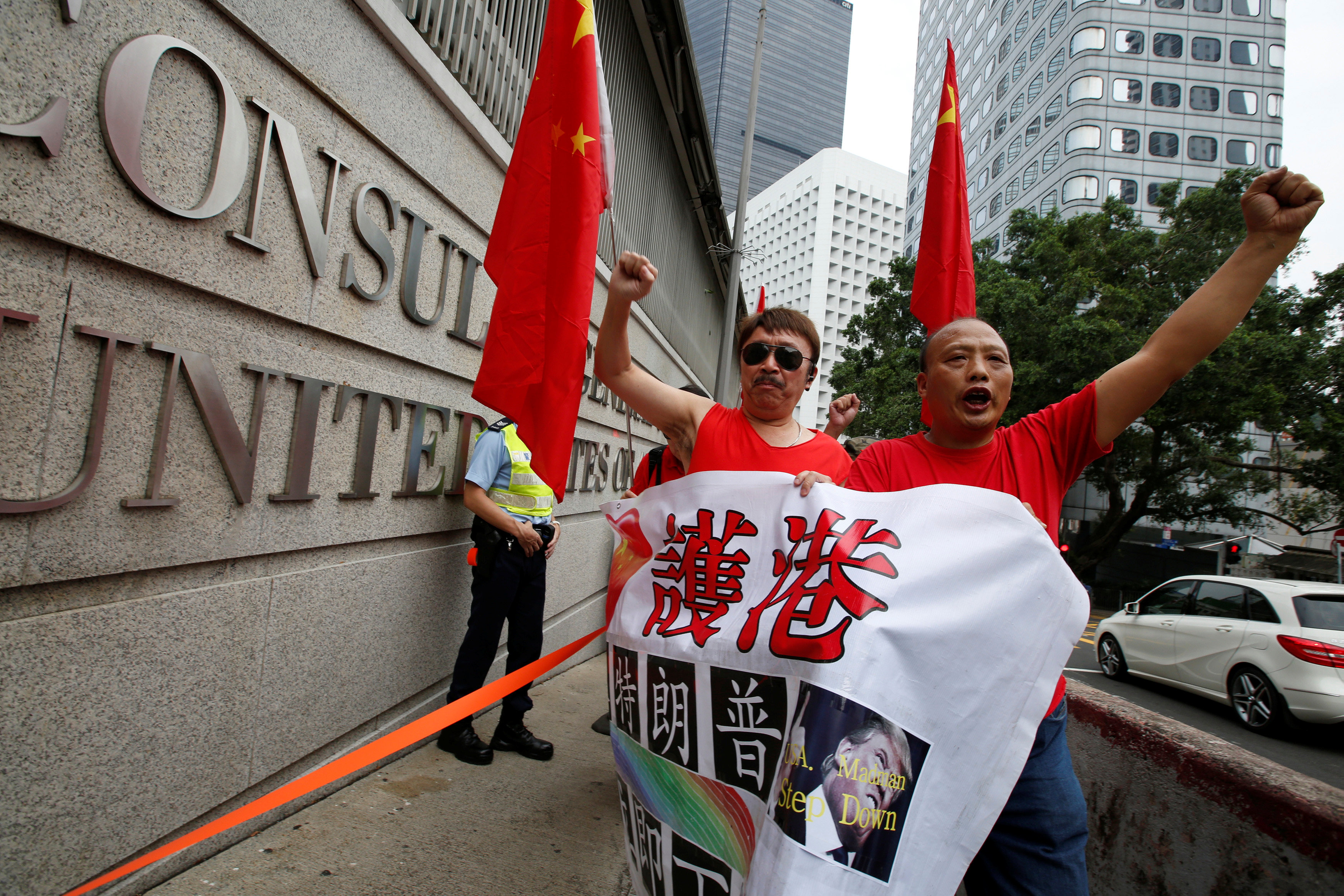 متظاهرون صينيون أمام القنصلية الأمريكية بهونج كونج