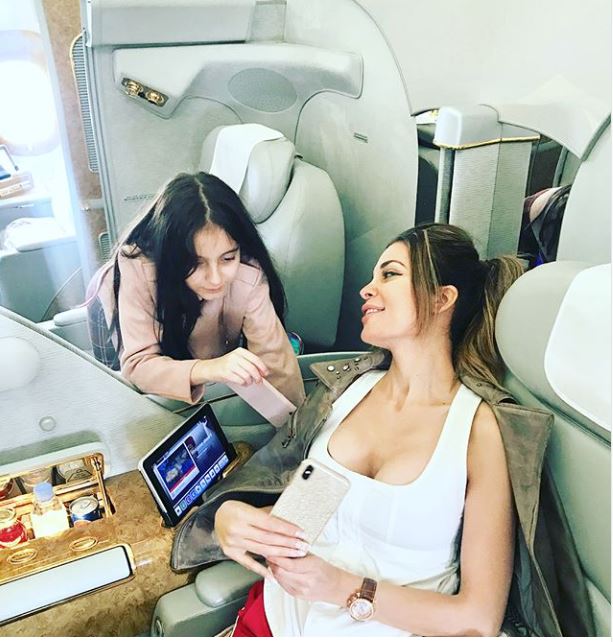 دومينيك حورانى مع ابنتها على متن الطائرة
