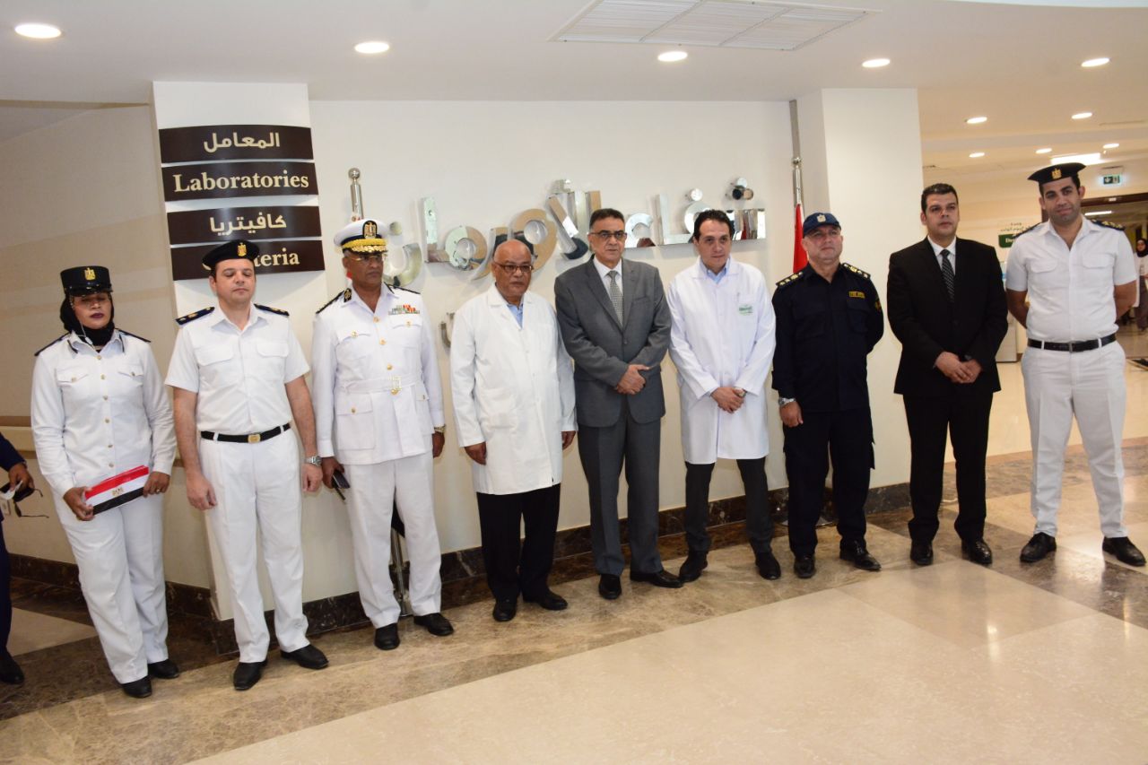 مدير الأمن الأقصر وقيادات المديرية يدعمون مرضي السرطان بزيارة مستشفي الأورام بمدينة طيبة (1)