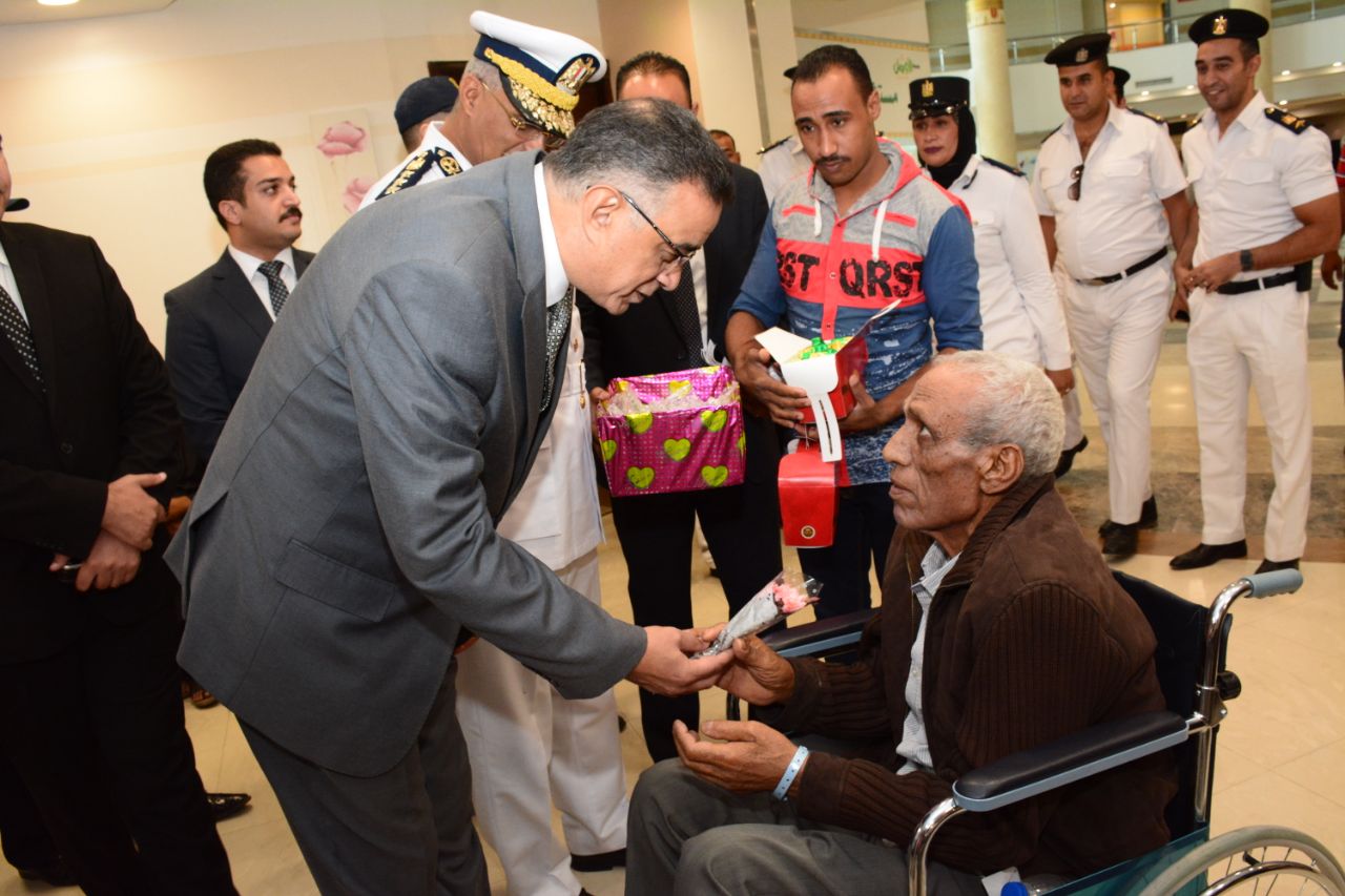 مدير الأمن الأقصر وقيادات المديرية يدعمون مرضي السرطان بزيارة مستشفي الأورام بمدينة طيبة (5)