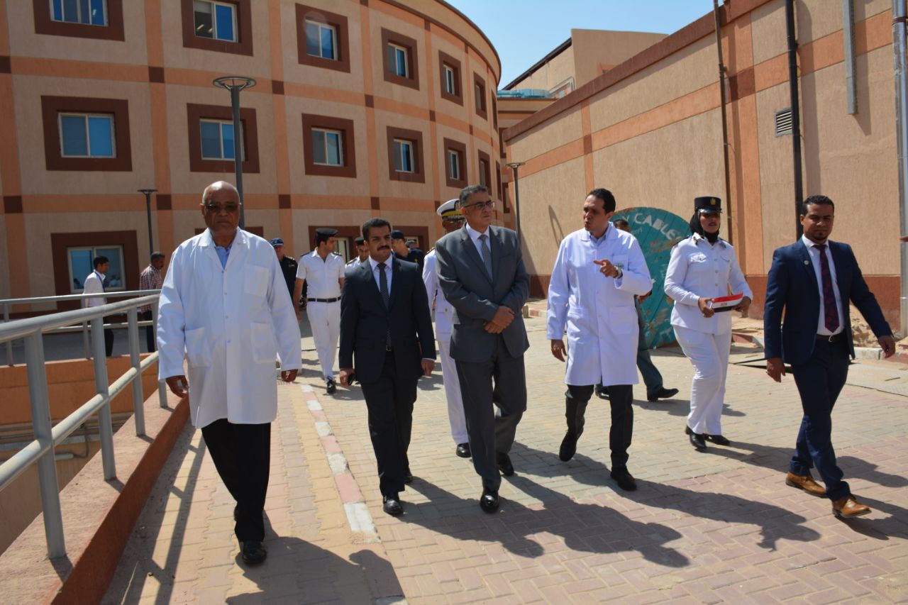 مدير الأمن الأقصر وقيادات المديرية يدعمون مرضي السرطان بزيارة مستشفي الأورام بمدينة طيبة (2)
