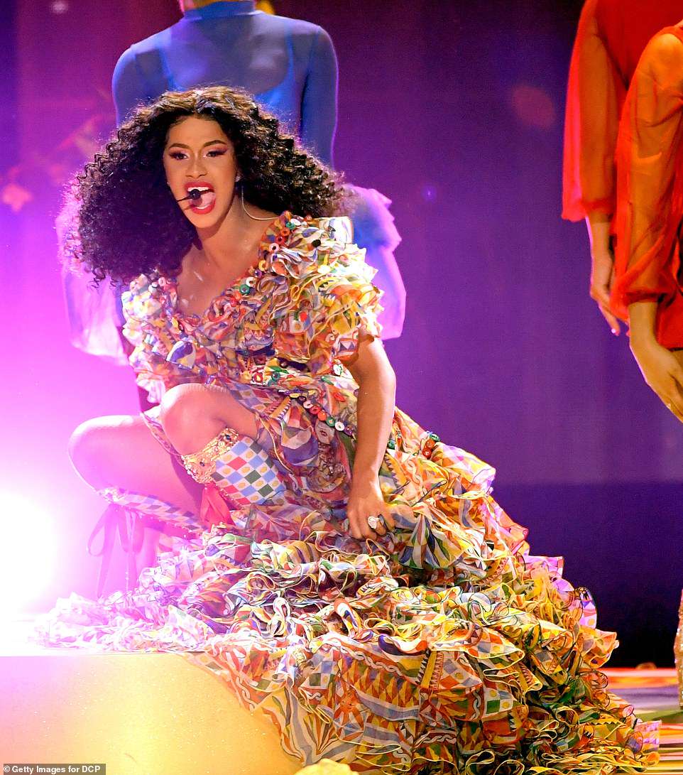 4907594-6259121-Queen_Cardi_B_hit_the_stage_for_I_Like_It_at_the_2018_American_M-a-80_1539155551432