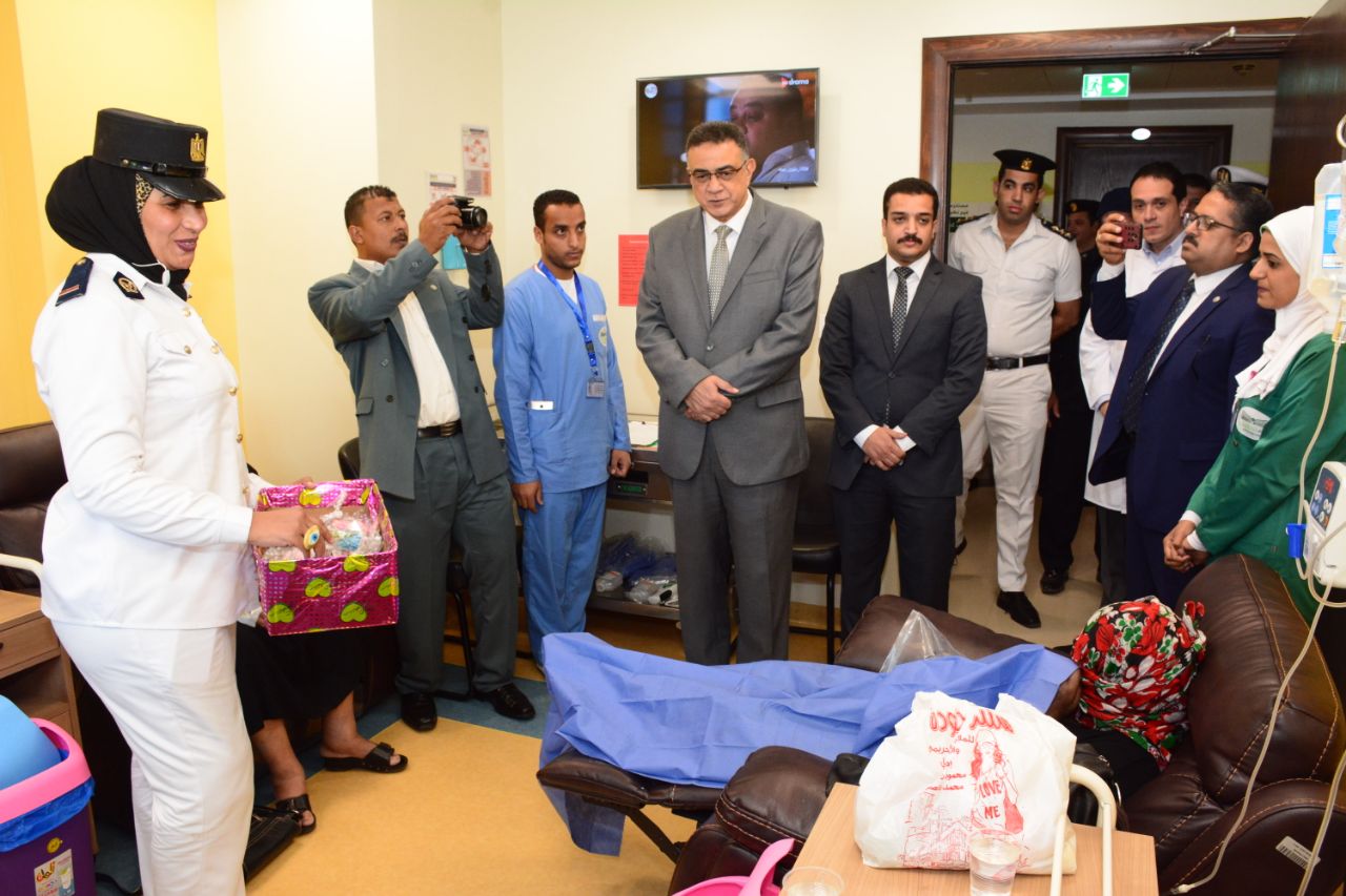 مدير الأمن الأقصر وقيادات المديرية يدعمون مرضي السرطان بزيارة مستشفي الأورام بمدينة طيبة (4)