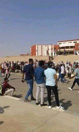 تدافع طلاب جامعة اسوان الجديدة على المواصلات (5)