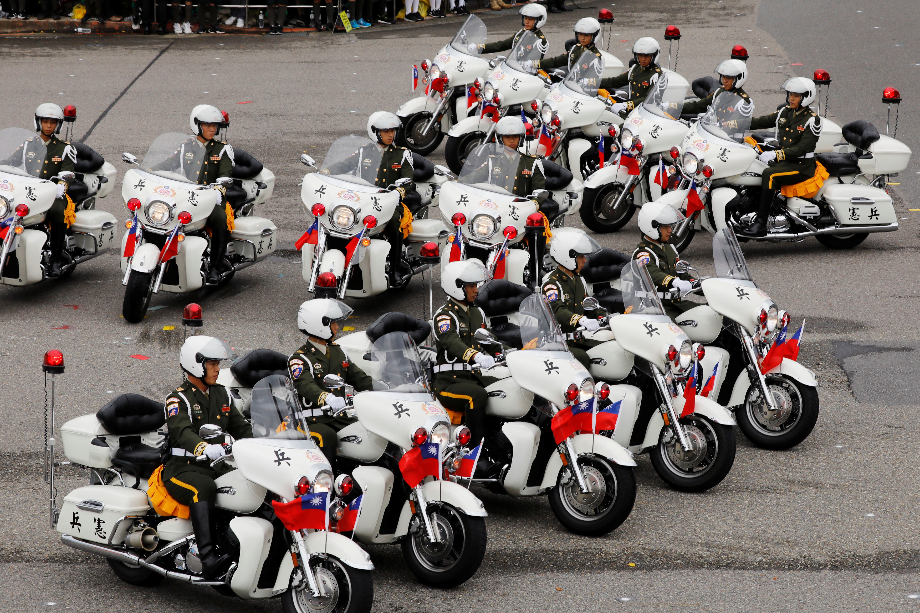 قوات الشرطة التايوانية تستعد للقيام بأحد العروض