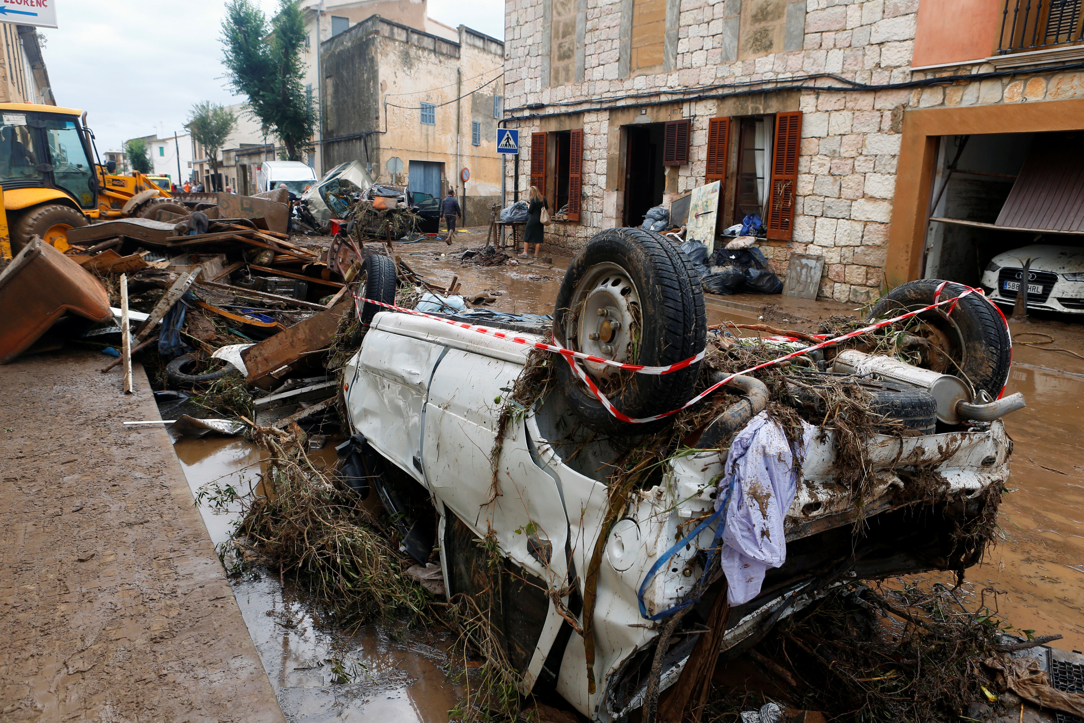 سيارات دمرتها الفيضانات فى أسبانيا