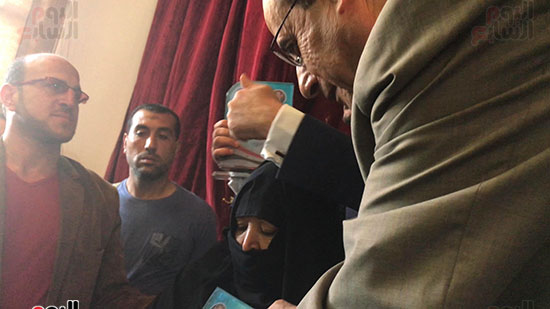 محافظ-جنوب-سيناء-يكرم-أم-الشهداء-بالعريش