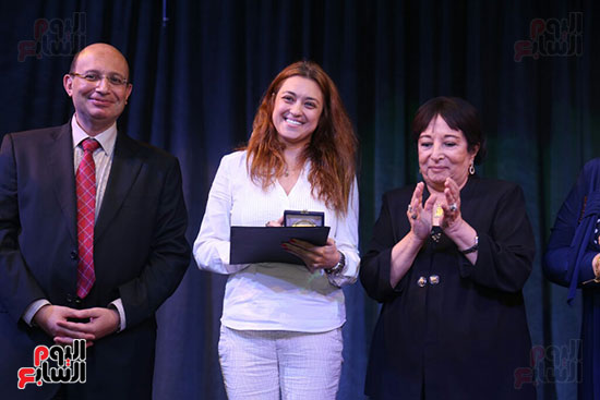 تكريم سميرة عبد العزيز بمهرجان المسرح الحر بجامعة عين شمس  (31)