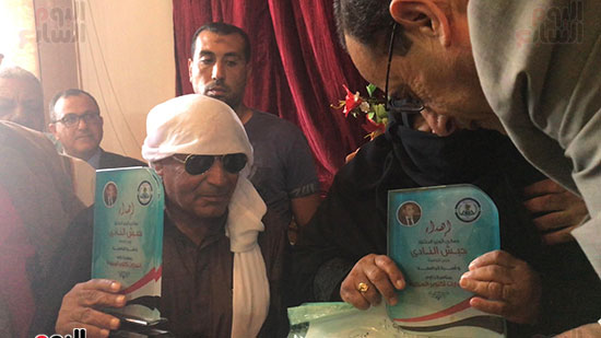 محافظ-جنوب-سيناء-يستمع-لأم-الشهداء-بعد-التكريم