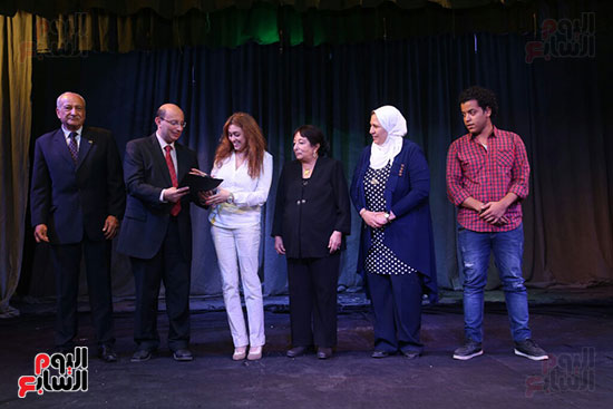 تكريم سميرة عبد العزيز بمهرجان المسرح الحر بجامعة عين شمس  (30)