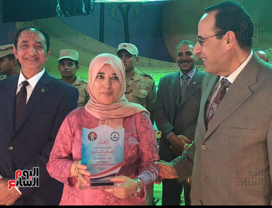 محافظ-شمال-سيناء-يكرم-إحدى-السيدات