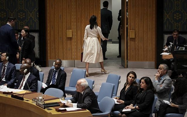 هيلي تخرج من قاعة الامم المتحدة خلال كلمة سفير فلسطين