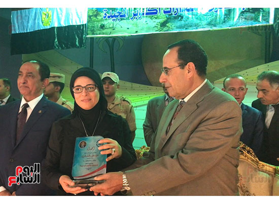 محافظ-جنوب-سيناء-يكرم-احدى-اسيدات