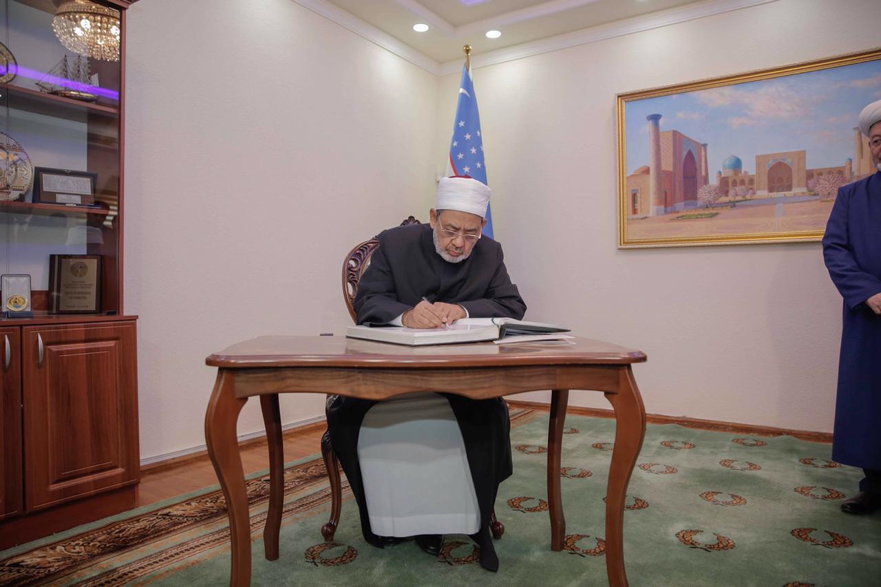أكاديمية أوزبكستان الإسلامية تقلد الإمام الأكبر الدكتوراه الفخرية (14)
