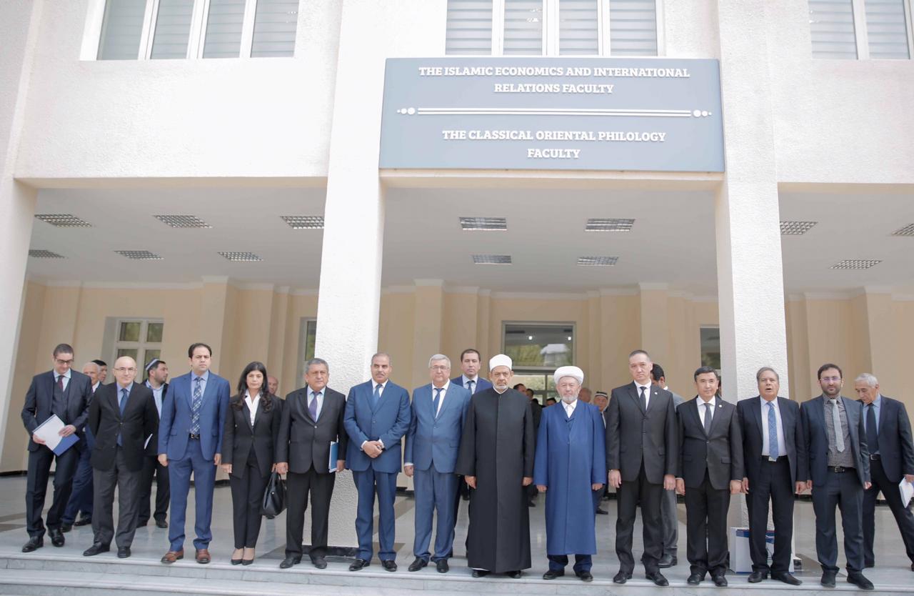 أكاديمية أوزبكستان الإسلامية تقلد الإمام الأكبر الدكتوراه الفخرية (16)
