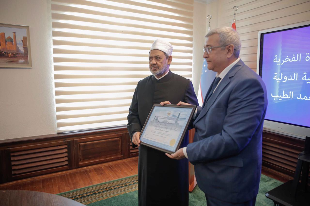 أكاديمية أوزبكستان الإسلامية تقلد الإمام الأكبر الدكتوراه الفخرية (9)