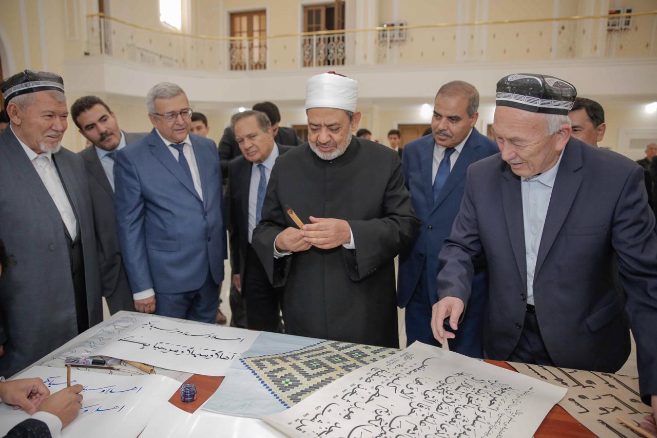 أكاديمية أوزبكستان الإسلامية تقلد الإمام الأكبر الدكتوراه الفخرية (5)