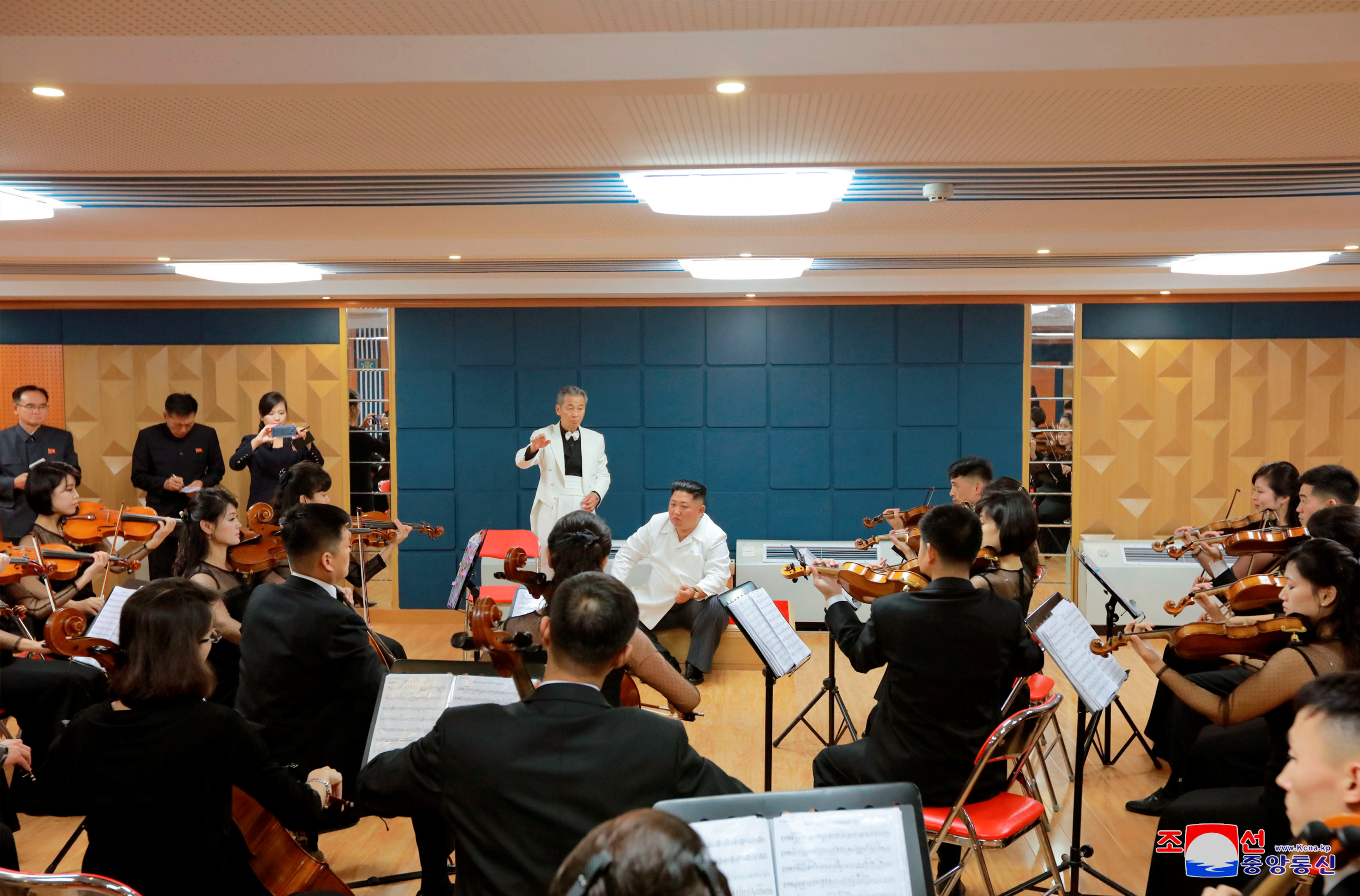 كيم جونج أون يتفقد أحد الفرق الموسيقية والغنائية التى أحيت الاحتفالات