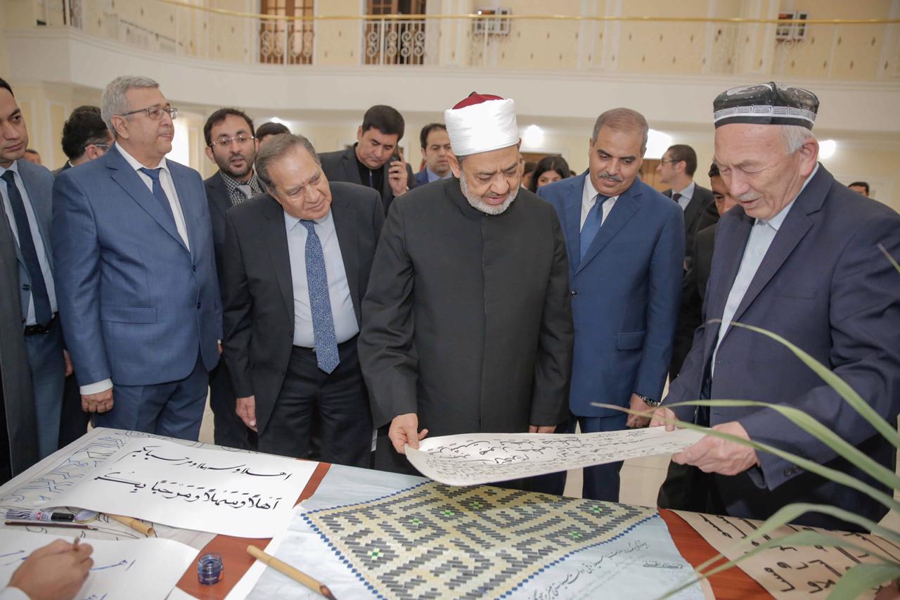 أكاديمية أوزبكستان الإسلامية تقلد الإمام الأكبر الدكتوراه الفخرية (2)