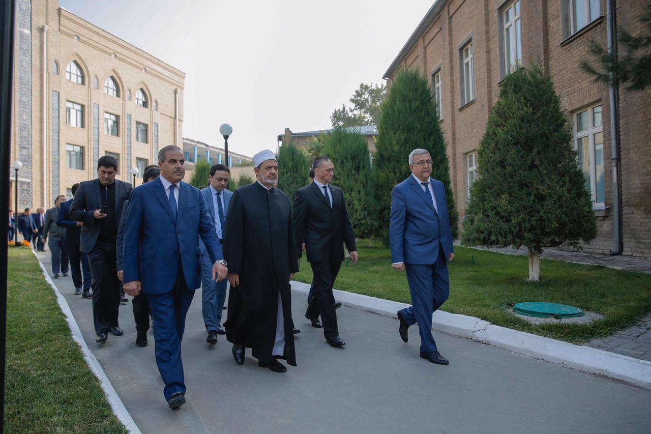 أكاديمية أوزبكستان الإسلامية تقلد الإمام الأكبر الدكتوراه الفخرية (6)
