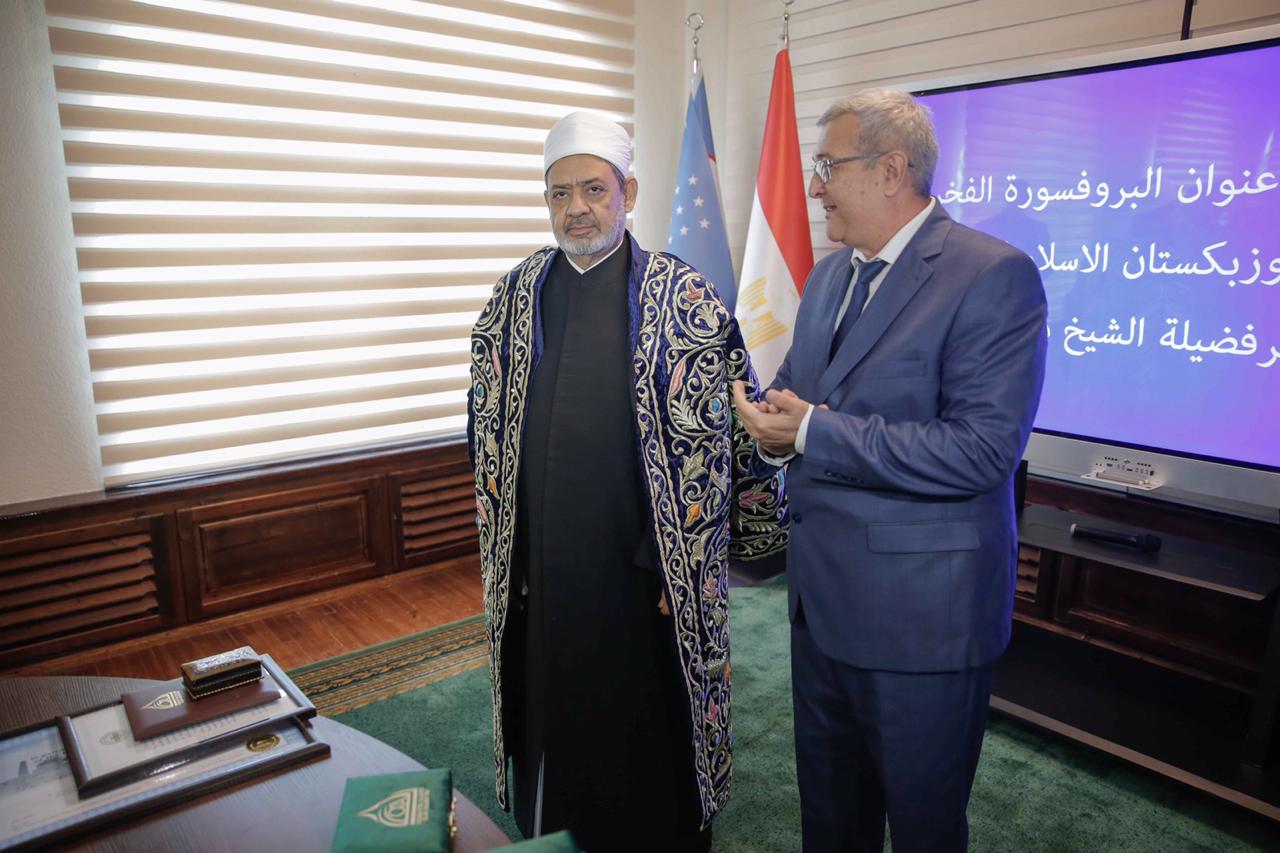 أكاديمية أوزبكستان الإسلامية تقلد الإمام الأكبر الدكتوراه الفخرية (12)