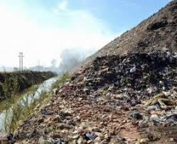 تلال القمامة المجاورة للمقابر فى دكرنس  (1)