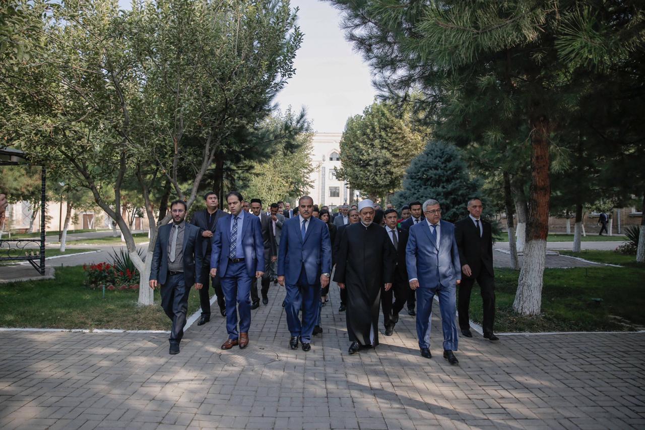 أكاديمية أوزبكستان الإسلامية تقلد الإمام الأكبر الدكتوراه الفخرية (3)