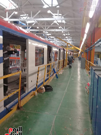 صور اليوم السابع فى جولة داخل مصنع عربات المترو الروسى (17)