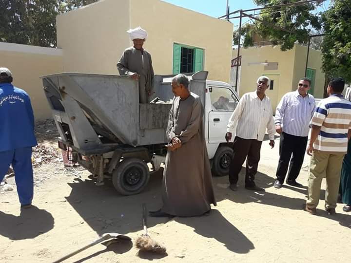 مبادرة لتنظيف شوارع مدينة نصر النوبة بأسوان ورسم جدرانها  (5)