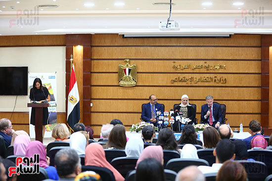 صور  فعاليات الاحتفال بمنتدى فتيات مصر  بالسلام الوطنى (13)