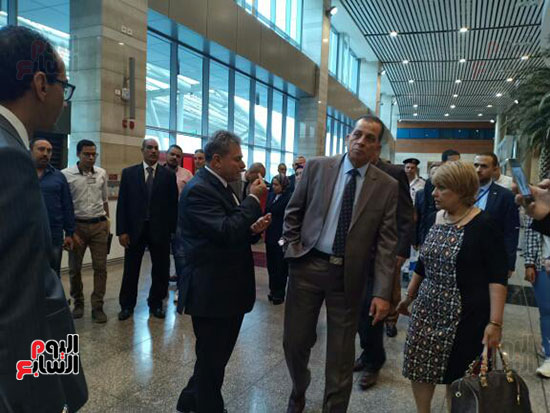 جولة لرئيس القابضة للمطارات فى مبانى الركاب 2 و3 بمطار القاهرة (2)