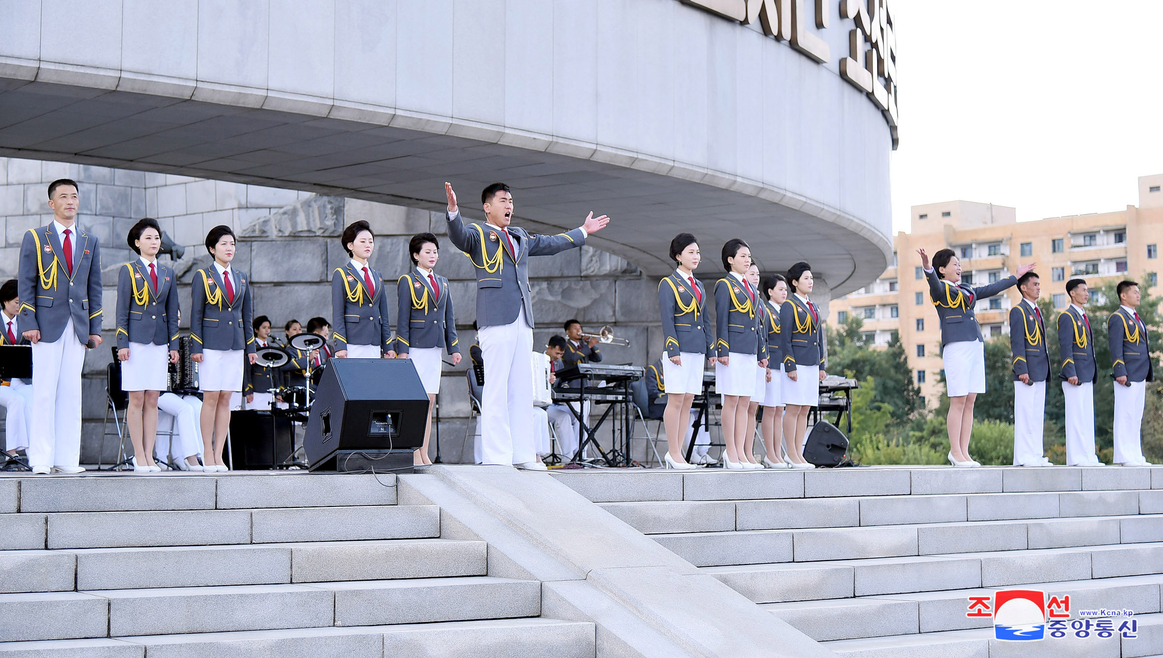 فريق غنائي يحى احتفالات كوريا الشمالية بذكرى تأسيس الحزب الحاكم