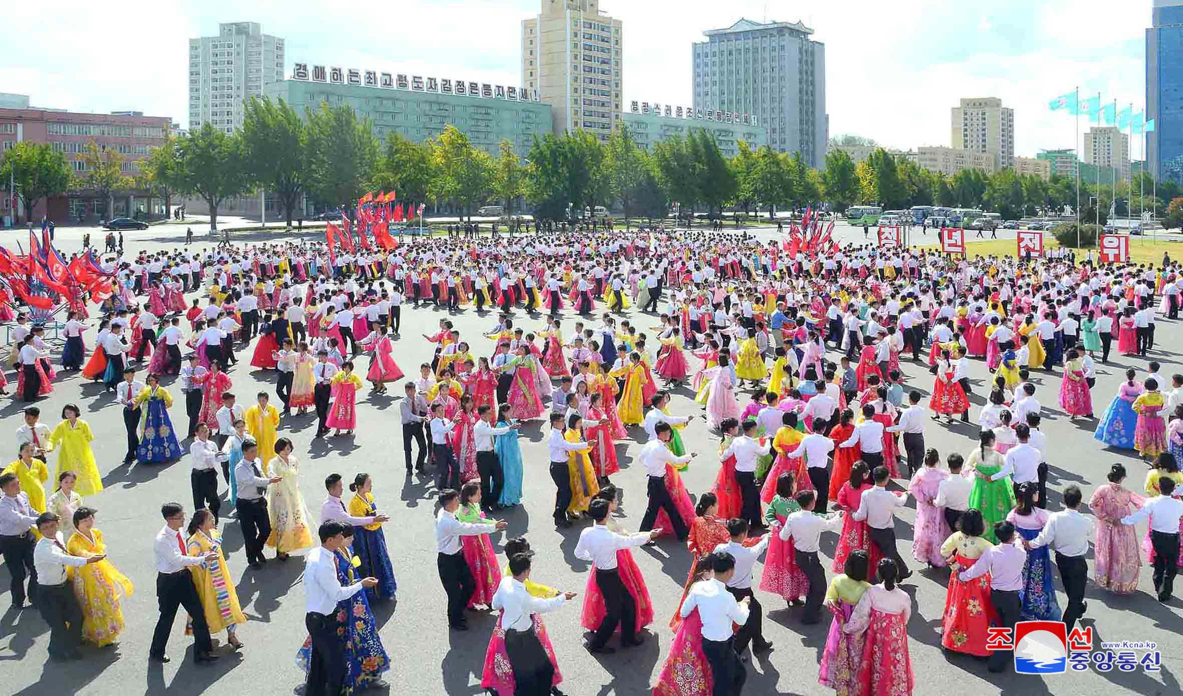 الرقص والألوان شعار مواطنى كوريا الشمالية فى الاحتفال بذكرى تأسيس الحزب الحاكم