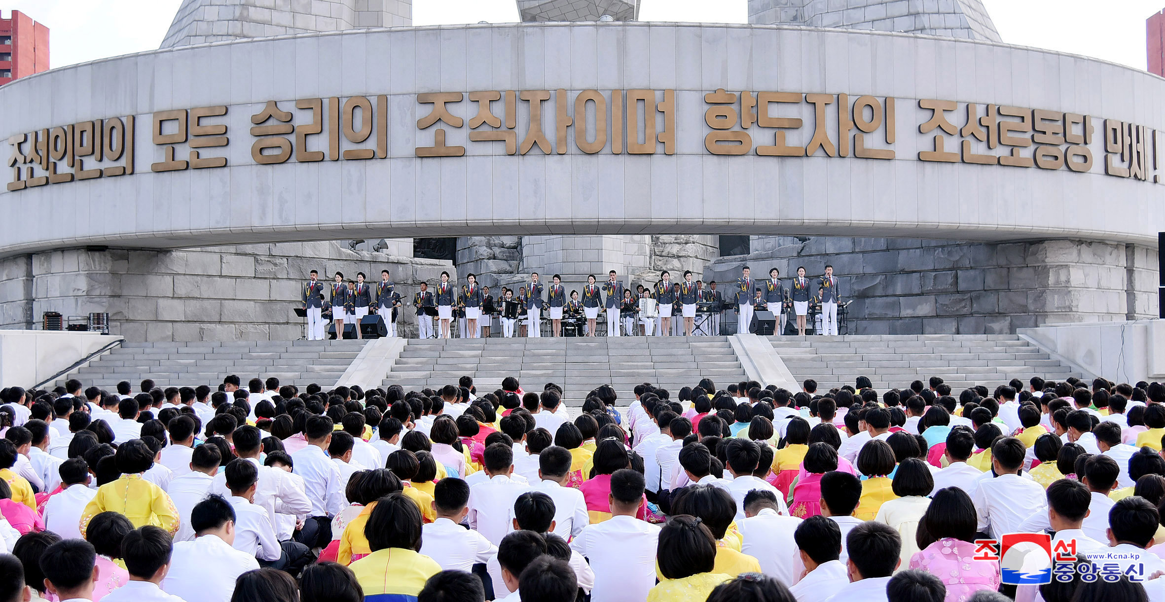 حضور كبير بين مواطنى كوريا الشمالية فى الاحتفال بذكرى تأسيس الحزب الحاكم