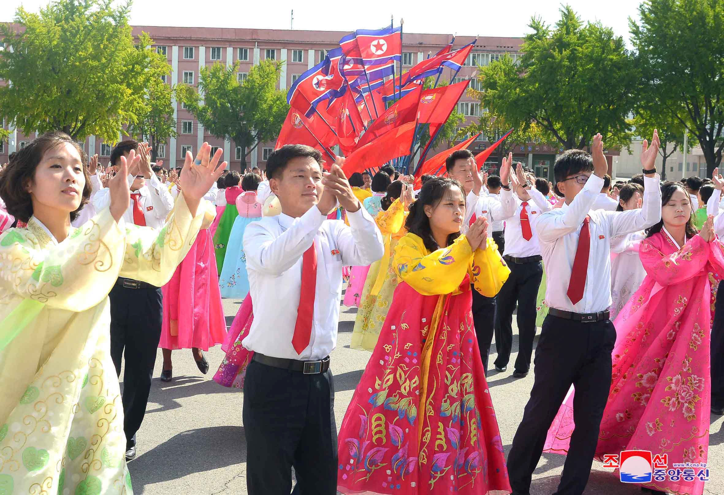 مواطنو كوريا الشمالية يحتفلون فى الشوارع