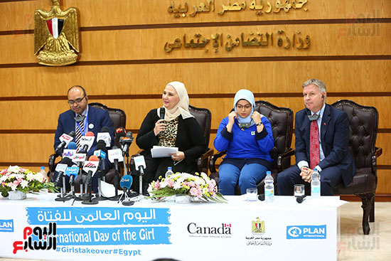 صور  فعاليات الاحتفال بمنتدى فتيات مصر  بالسلام الوطنى (26)
