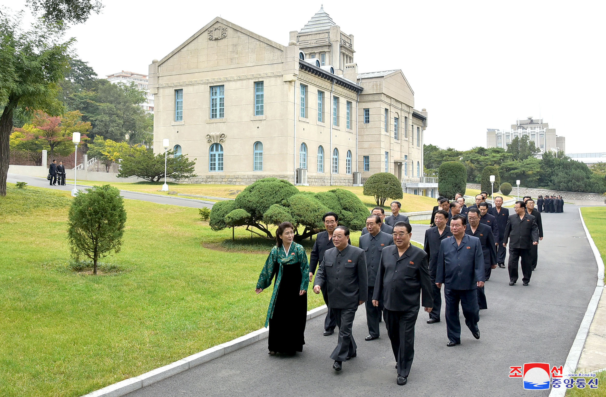قيادات حزب العمال الكورى فى طريقهم لزيارة متحف الحزب فى ذكرى تأسيسه