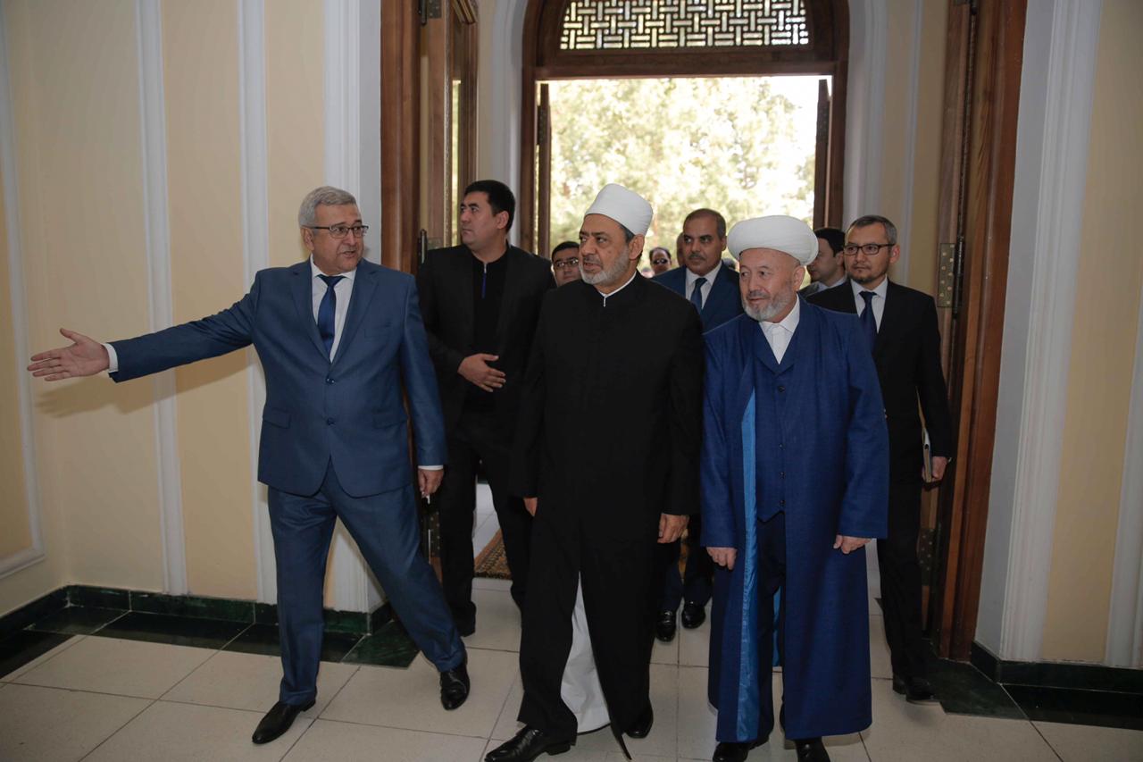 أكاديمية أوزبكستان الإسلامية تقلد الإمام الأكبر الدكتوراه الفخرية (1)