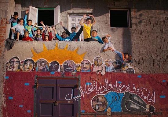 أطفال البرلس سعداء بالرسومات على الجدران