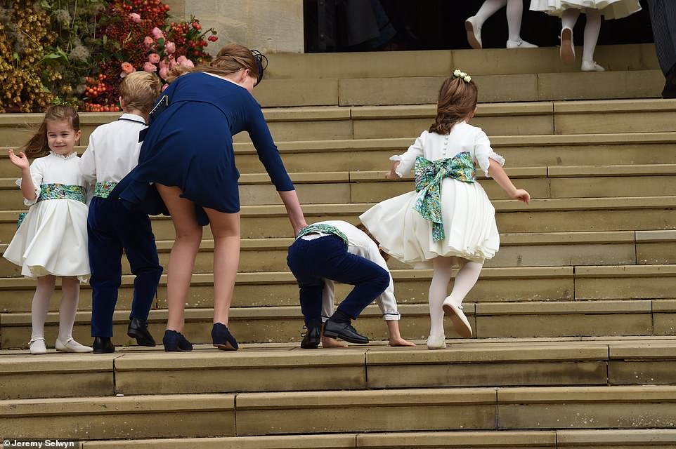 الأميرة لويز كونتيسة ويسيكس وابنه الأمير ادوارد تصطحب وصيفات الشرف إلى الكنيسة وسط تساقط الأطفال من شدة الرياح