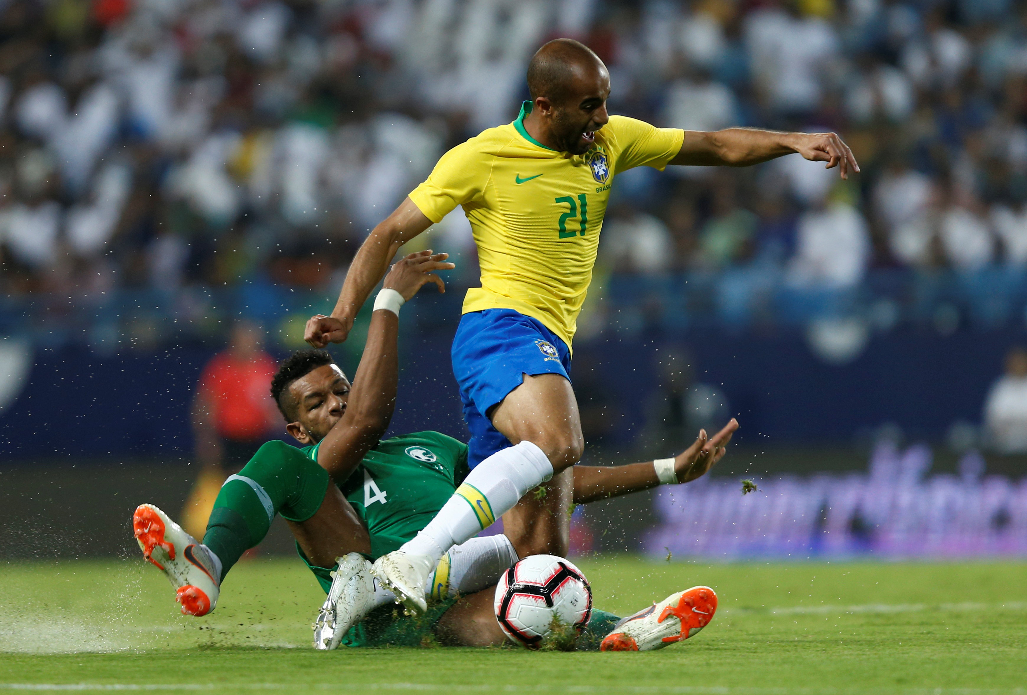 مباراة السعودية ضد البرازيل  (12)