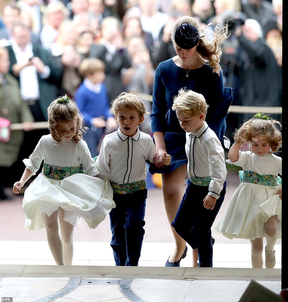 الأميرة لويز كونتيسة ويسيكس وابنه الأمير ادوارد تصطحب وصيفات الشرف إلى الكنيسة