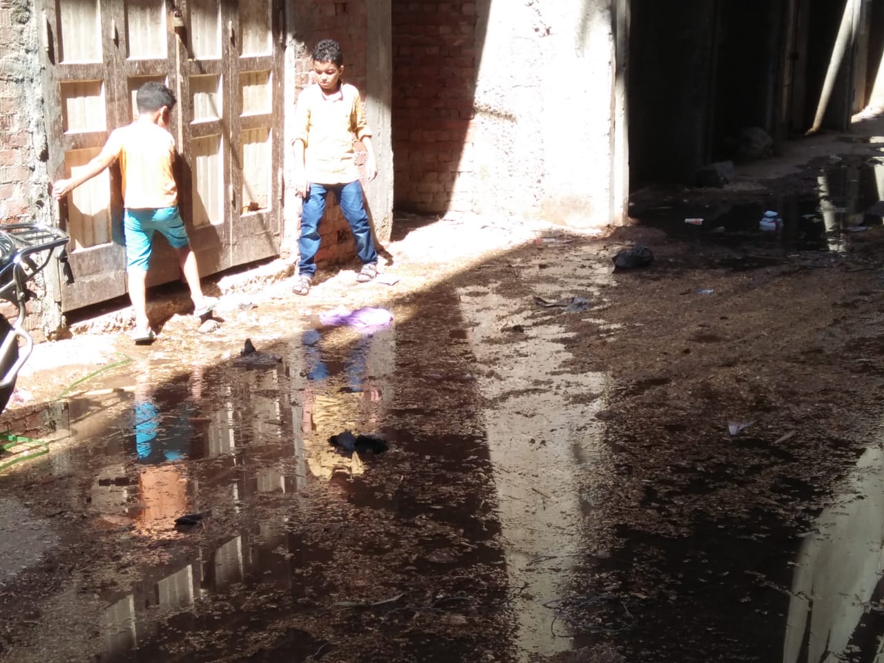 غرق شوارع قرية السيالة بالصرف الصحى