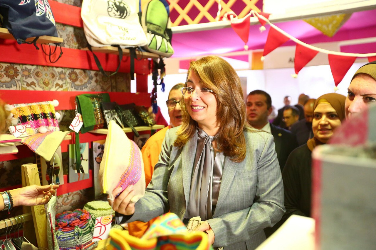وزيرة التضامن خلال المعرض الدولي الأول للحرف اليدوية كرافيتى إيجبت (3)